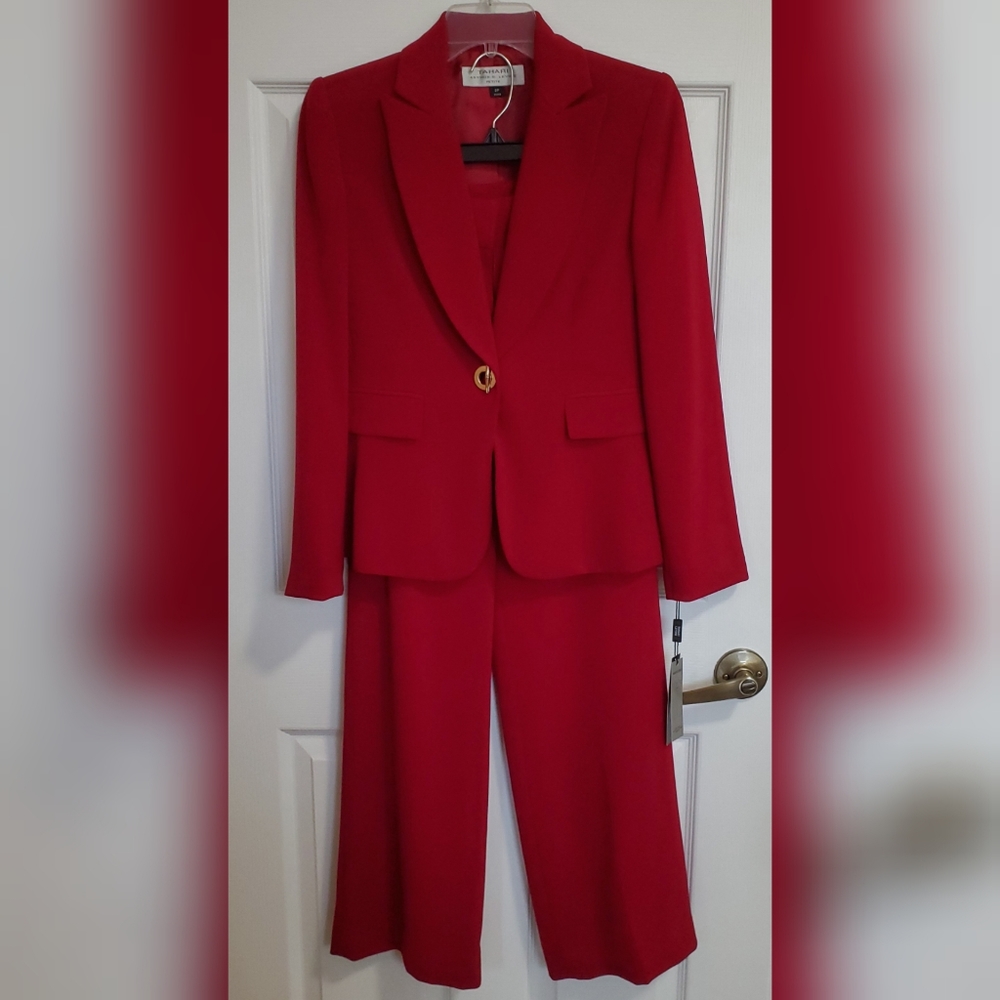 Price ⬇️⬇️⬇️⬇️ Tahari Dark Red 2 Piece Suit 🍷💄♥️